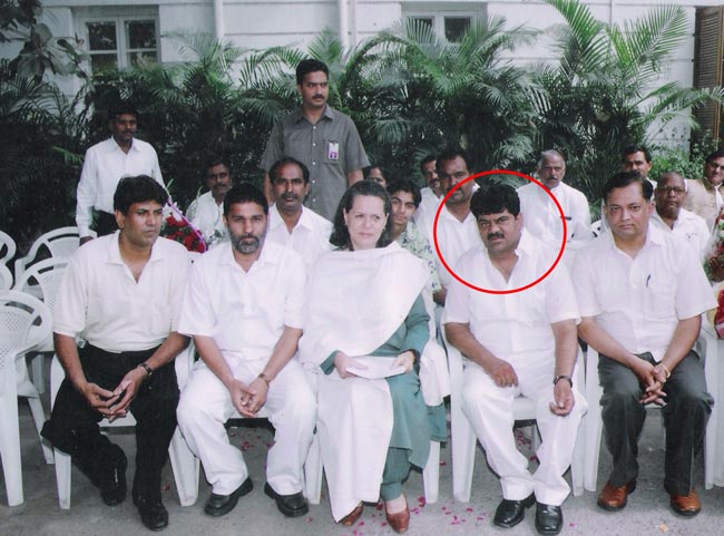 अरविंद केजरीवाल पर चला कांग्रेसी जूता!