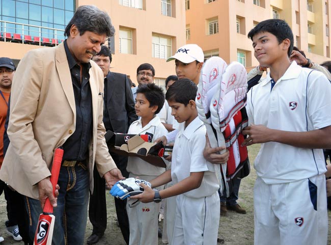 छात्रों से मुखातिब हुए कपिल देव