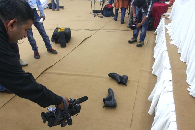 अरविंद केजरीवाल पर चला कांग्रेसी जूता!