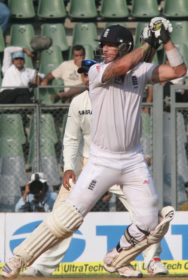 मुंबई टेस्टः कुक-पीटरसन के नाम रहा दूसरा दिन