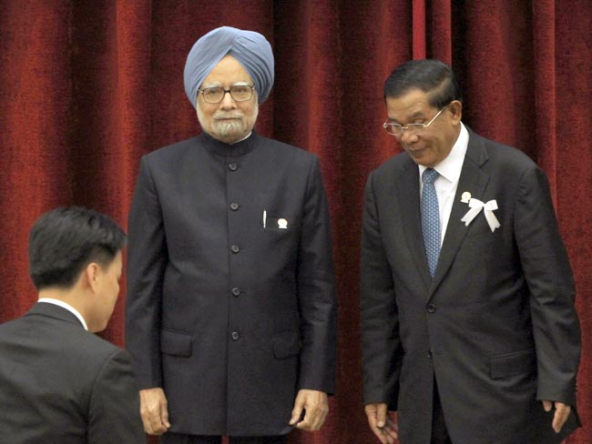 आसियान सम्मेलन में हिस्‍सा लेने कंबोडिया पहुंचे PM