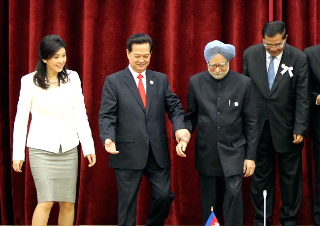 आसियान सम्मेलन में हिस्‍सा लेने कंबोडिया पहुंचे PM