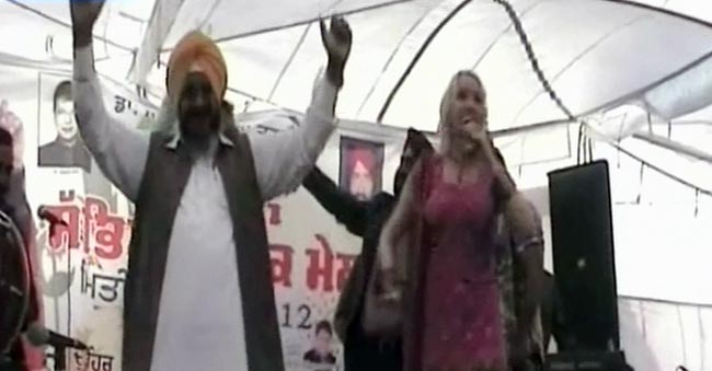 25 नवंबर 2012: तस्वीरों में दिनभर की बड़ी खबरें | पढ़ें