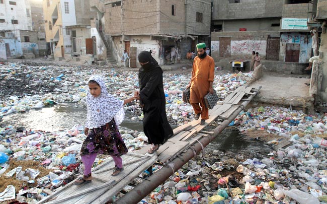 खौफ के साए में विक्षिप्तता की ओर बढ़ता पाकिस्तान!