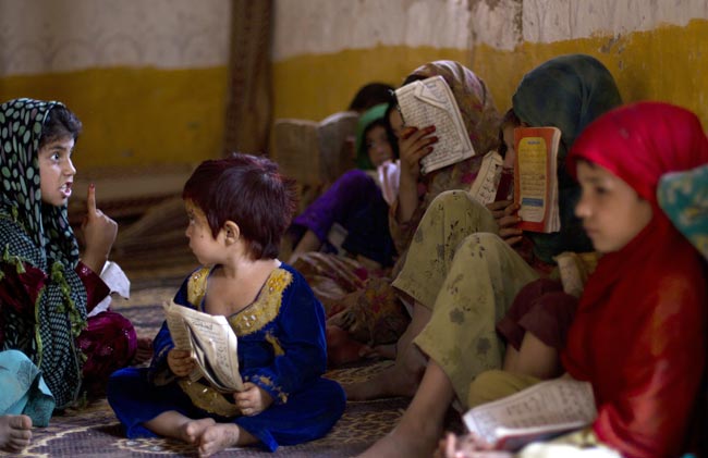 खौफ के साए में विक्षिप्तता की ओर बढ़ता पाकिस्तान!