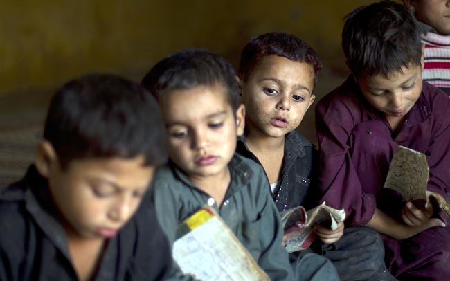 खौफ के साए में विक्षिप्तता की ओर बढ़ता पाकिस्तान!