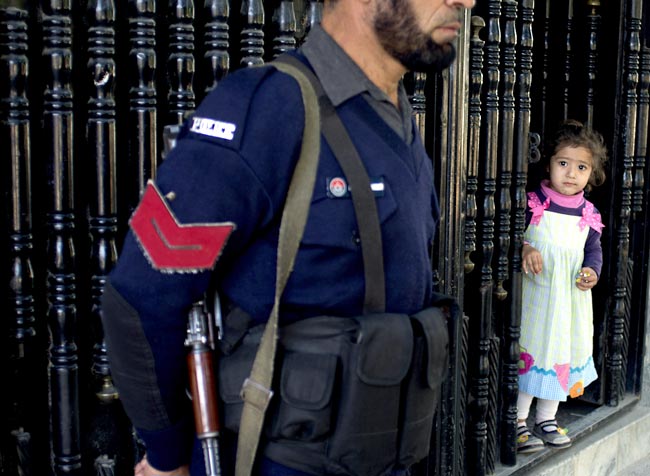 खौफ के साए में विक्षिप्तता की ओर बढ़ता पाकिस्तान!