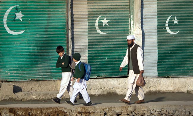 खौफ के साए में विक्षिप्तता की ओर बढ़ता पाकिस्तान!