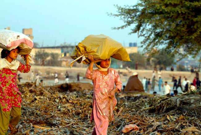 खौफ के साए में विक्षिप्तता की ओर बढ़ता पाकिस्तान!