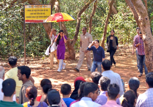 सुर्खियों में रहने को बेकरार पूनम पांडे | न्यूड पूनम