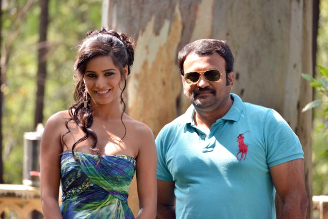 सुर्खियों में रहने को बेकरार पूनम पांडे | न्यूड पूनम