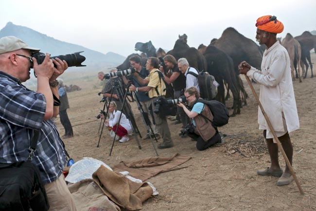 मशहूर पुष्कर मेला शुरू, उमड़ पड़ी भीड़