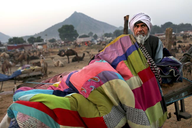 मशहूर पुष्कर मेला शुरू, उमड़ पड़ी भीड़