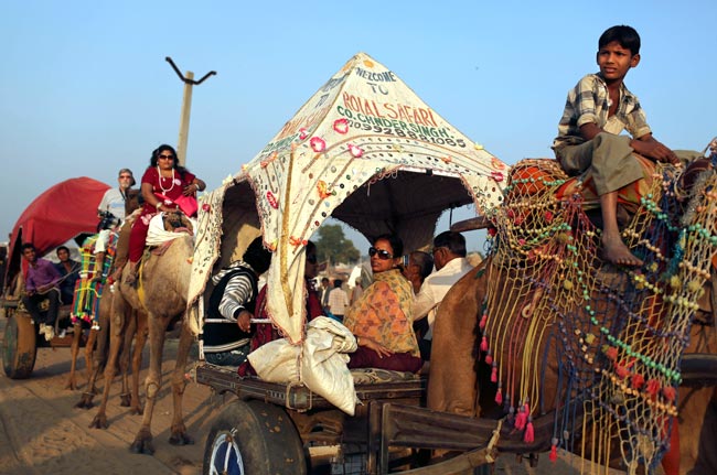 मशहूर पुष्कर मेला शुरू, उमड़ पड़ी भीड़