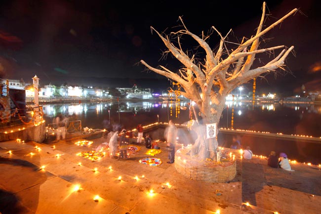 मशहूर पुष्कर मेला शुरू, उमड़ पड़ी भीड़