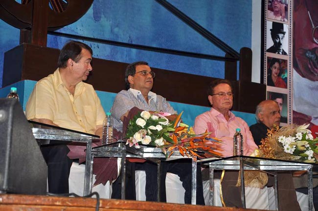 सलमान खान ने किताब 'महात्‍मा गांधी और सिनेमा' लॉन्‍च किया