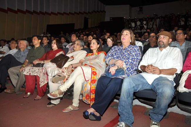 सलमान खान ने किताब 'महात्‍मा गांधी और सिनेमा' लॉन्‍च किया