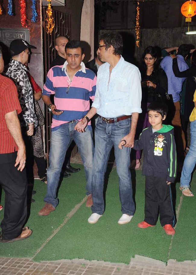 'सन ऑफ...' की स्क्रीनिंग पर युवी-भज्जी की मस्ती  | फर्स्ट लुक