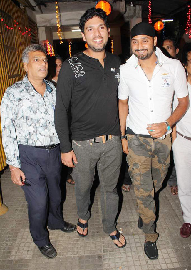 'सन ऑफ...' की स्क्रीनिंग पर युवी-भज्जी की मस्ती  | फर्स्ट लुक