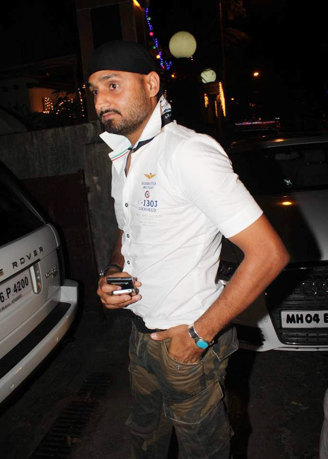 'सन ऑफ...' की स्क्रीनिंग पर युवी-भज्जी की मस्ती  | फर्स्ट लुक