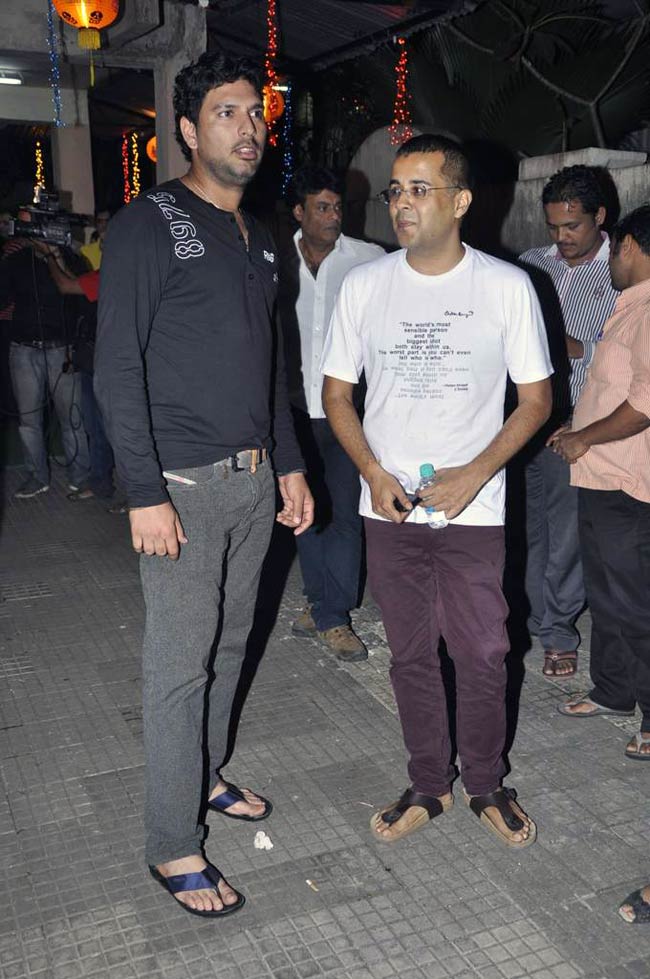 'सन ऑफ...' की स्क्रीनिंग पर युवी-भज्जी की मस्ती  | फर्स्ट लुक