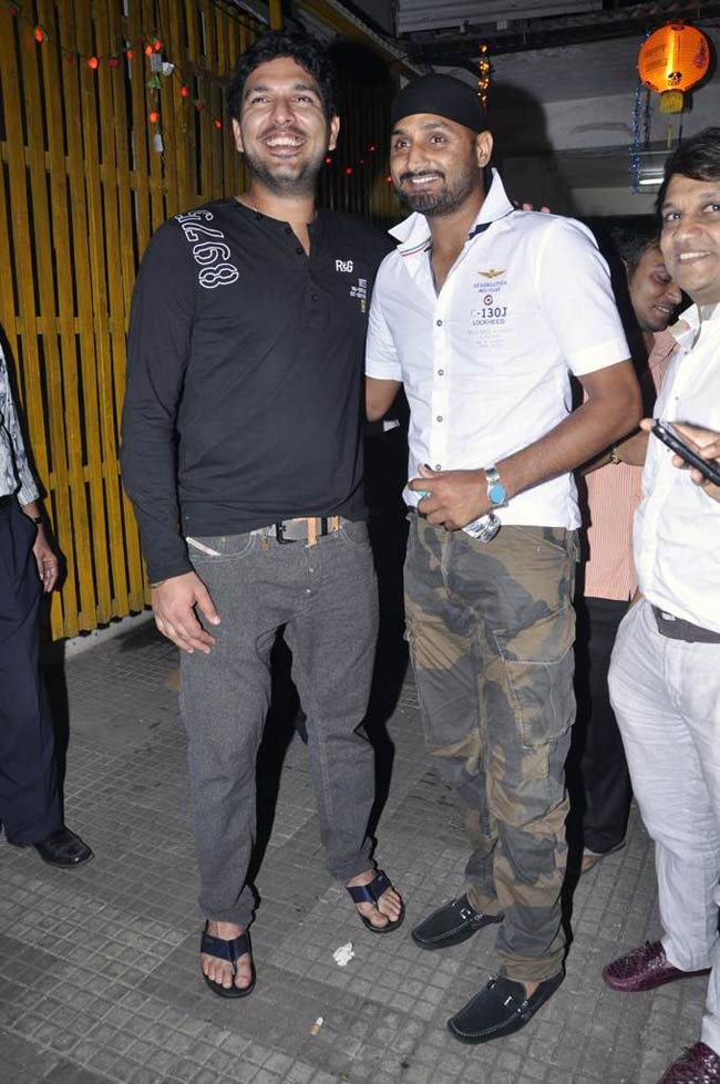 'सन ऑफ...' की स्क्रीनिंग पर युवी-भज्जी की मस्ती  | फर्स्ट लुक