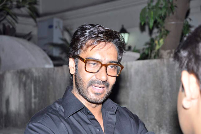 'सन ऑफ...' की स्क्रीनिंग पर युवी-भज्जी की मस्ती  | फर्स्ट लुक