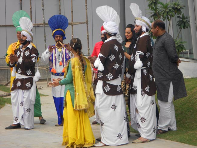 प्रमोशन में जुटी 'सन ऑफ सरदार' की टीम | फर्स्ट लुक