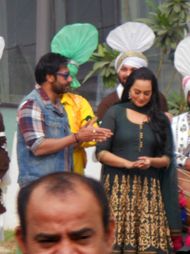 प्रमोशन में जुटी 'सन ऑफ सरदार' की टीम | फर्स्ट लुक