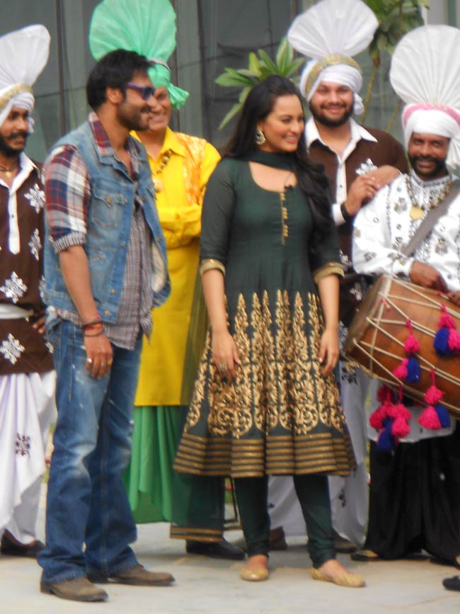 प्रमोशन में जुटी 'सन ऑफ सरदार' की टीम | फर्स्ट लुक