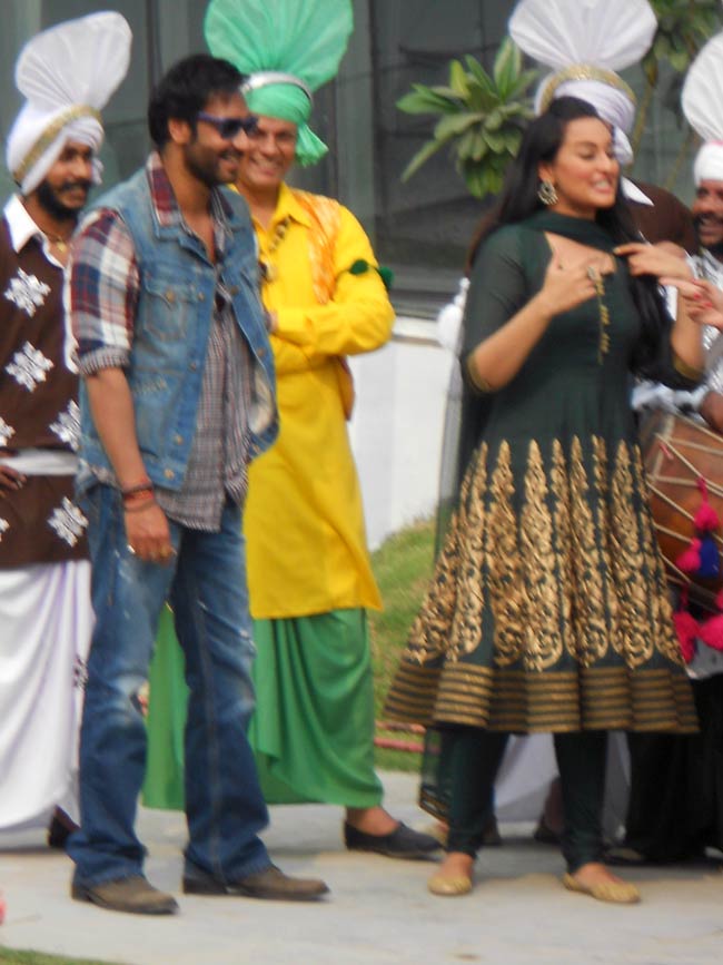 प्रमोशन में जुटी 'सन ऑफ सरदार' की टीम | फर्स्ट लुक