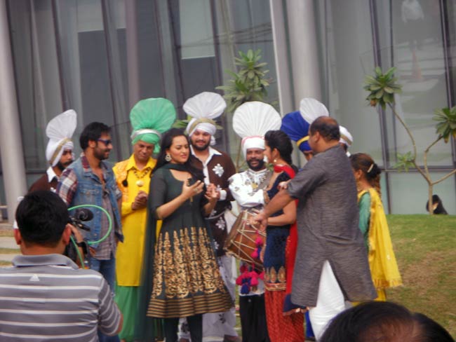 प्रमोशन में जुटी 'सन ऑफ सरदार' की टीम | फर्स्ट लुक