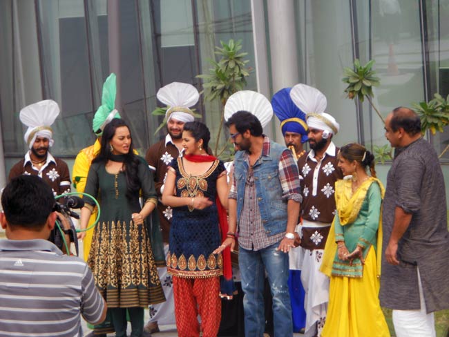 प्रमोशन में जुटी 'सन ऑफ सरदार' की टीम | फर्स्ट लुक