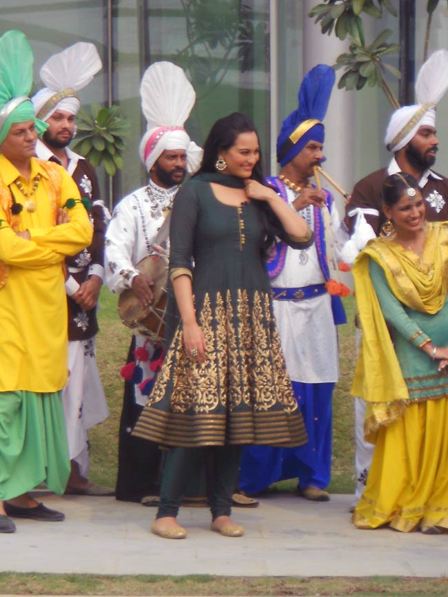 प्रमोशन में जुटी 'सन ऑफ सरदार' की टीम | फर्स्ट लुक