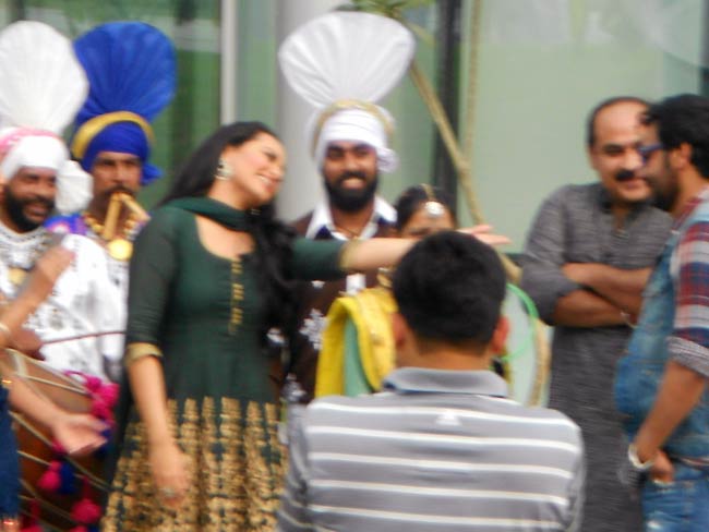 प्रमोशन में जुटी 'सन ऑफ सरदार' की टीम | फर्स्ट लुक