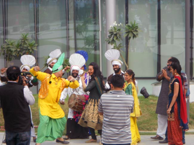 प्रमोशन में जुटी 'सन ऑफ सरदार' की टीम | फर्स्ट लुक