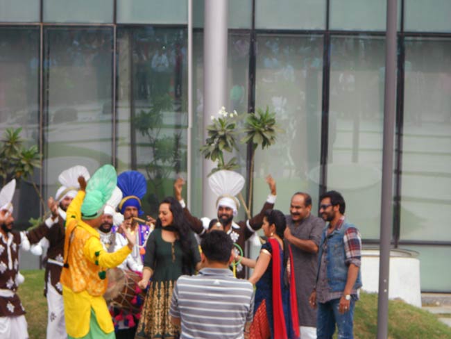 प्रमोशन में जुटी 'सन ऑफ सरदार' की टीम | फर्स्ट लुक