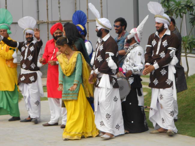 प्रमोशन में जुटी 'सन ऑफ सरदार' की टीम | फर्स्ट लुक