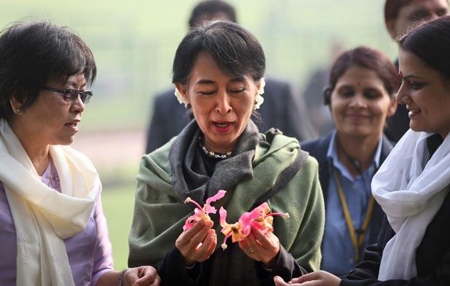 आंग सान सू की पहुंची भारत, नेहरू और गांधी को दी श्रद्धांजलि