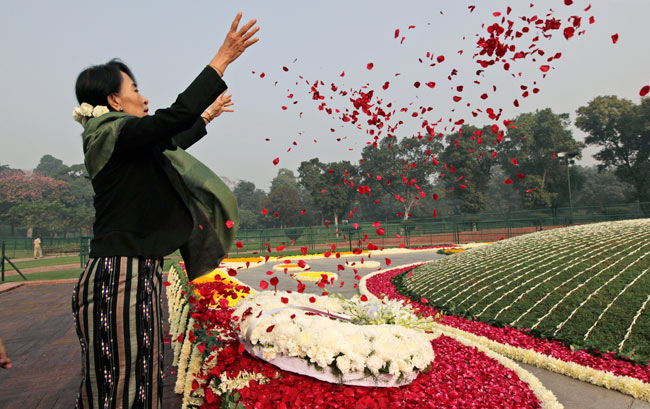 आंग सान सू की पहुंची भारत, नेहरू और गांधी को दी श्रद्धांजलि