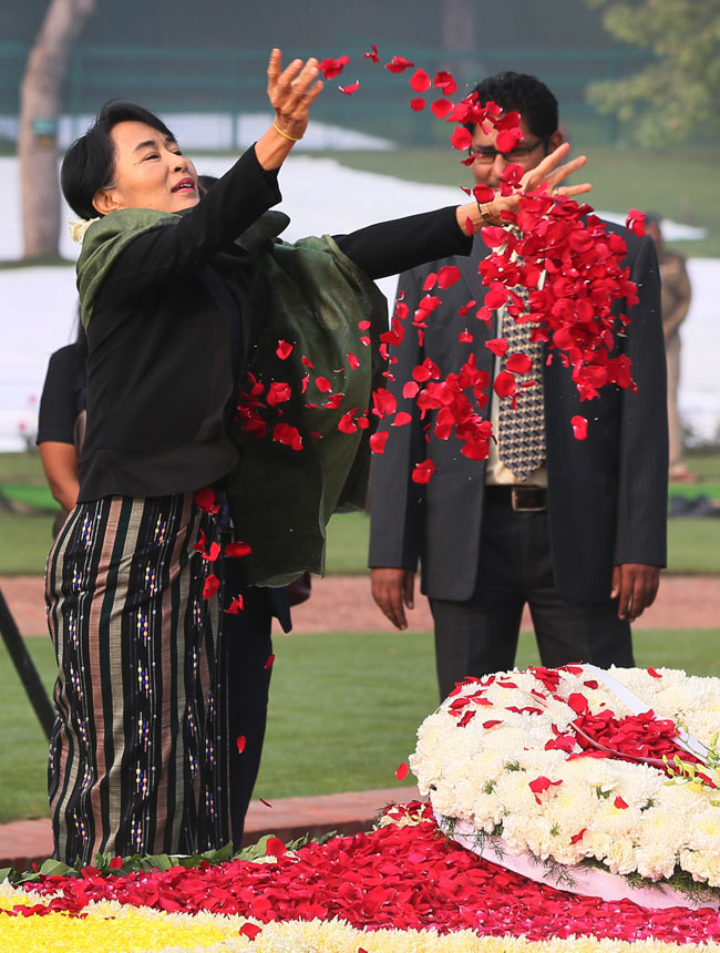 आंग सान सू की पहुंची भारत, नेहरू और गांधी को दी श्रद्धांजलि