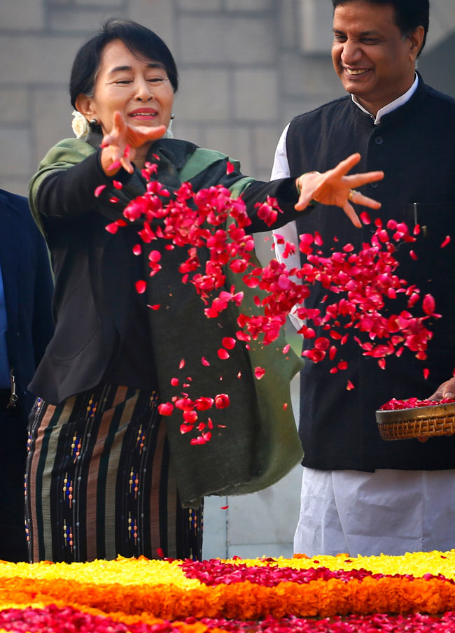 आंग सान सू की पहुंची भारत, नेहरू और गांधी को दी श्रद्धांजलि