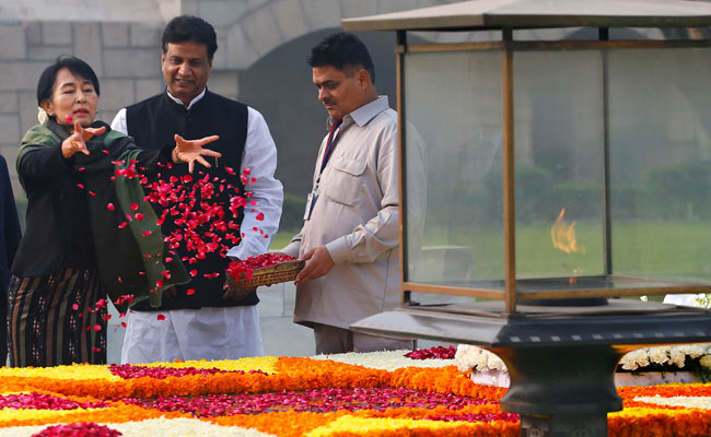 आंग सान सू की पहुंची भारत, नेहरू और गांधी को दी श्रद्धांजलि