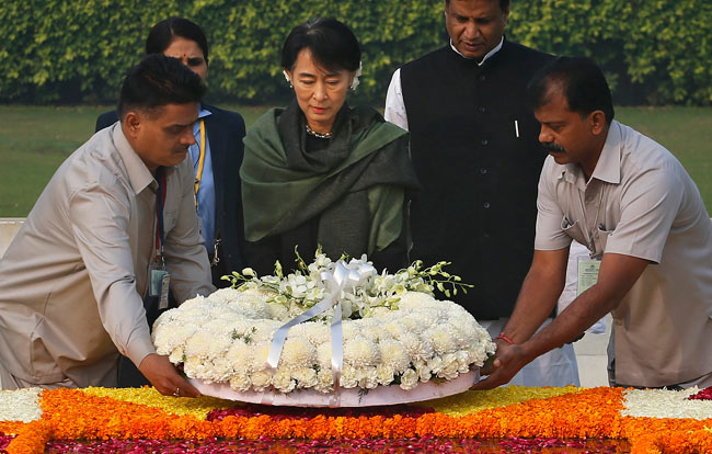 आंग सान सू की पहुंची भारत, नेहरू और गांधी को दी श्रद्धांजलि