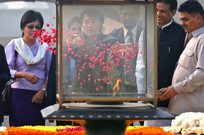 आंग सान सू की पहुंची भारत, नेहरू और गांधी को दी श्रद्धांजलि