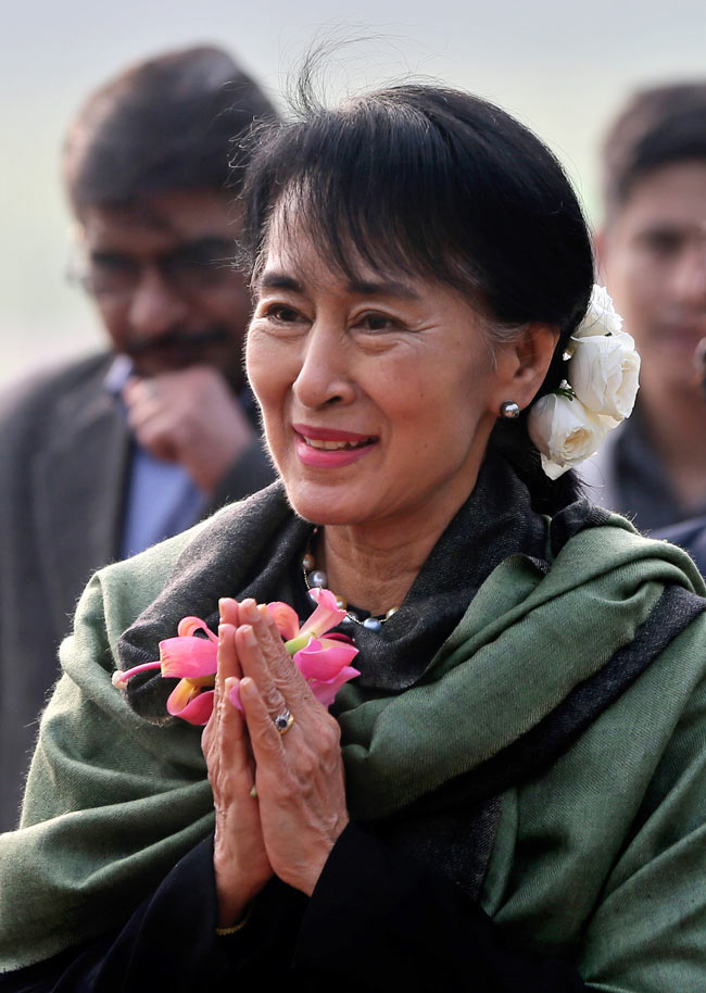 आंग सान सू की पहुंची भारत, नेहरू और गांधी को दी श्रद्धांजलि