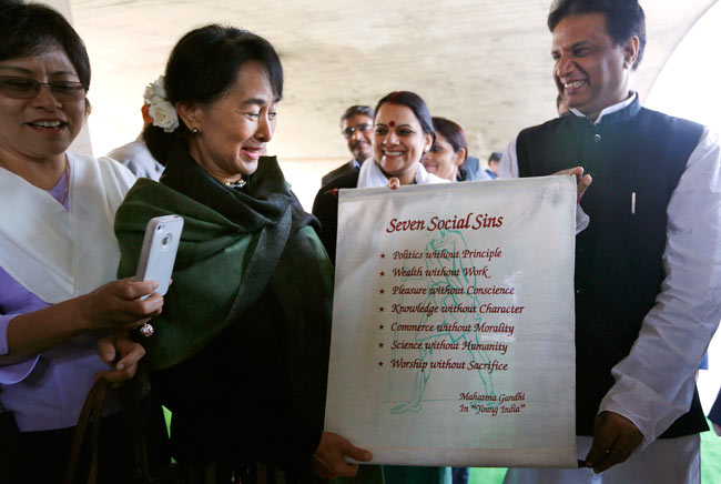 आंग सान सू की पहुंची भारत, नेहरू और गांधी को दी श्रद्धांजलि