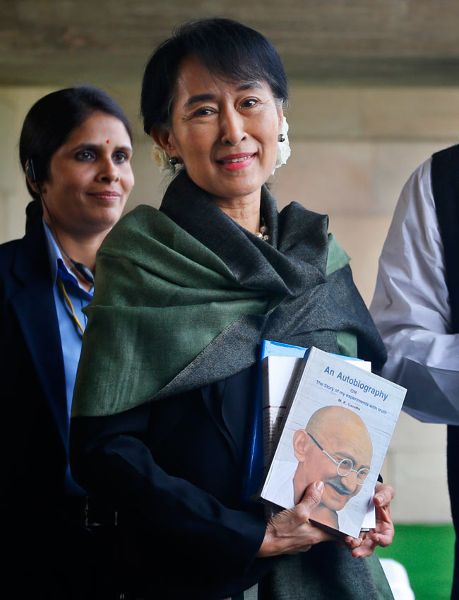 आंग सान सू की पहुंची भारत, नेहरू और गांधी को दी श्रद्धांजलि