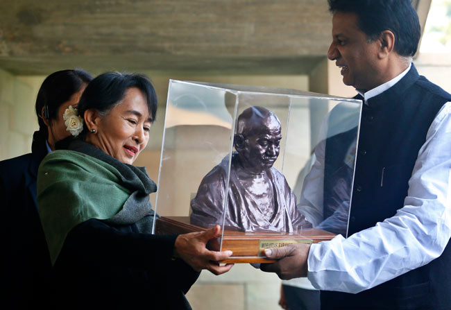 आंग सान सू की पहुंची भारत, नेहरू और गांधी को दी श्रद्धांजलि