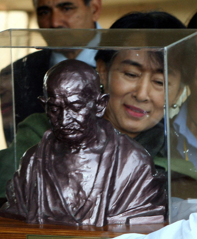 आंग सान सू की पहुंची भारत, नेहरू और गांधी को दी श्रद्धांजलि